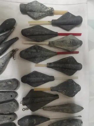 Lote de plomos de pesca variados.