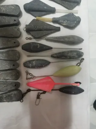 Lote de plomos de pesca variados.