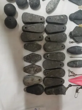 Lote de plomos de pesca variados.