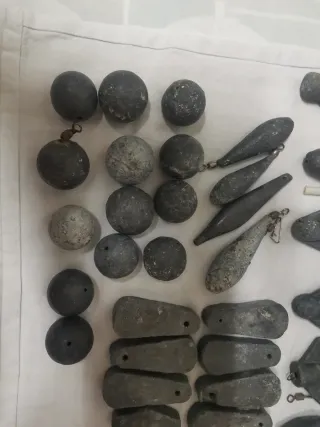 Lote de plomos de pesca variados.