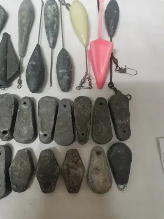 Lote de plomos de pesca variados.