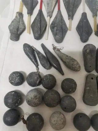 Lote de plomos de pesca variados.