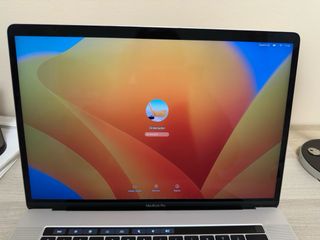 MacBook Pro 15.4 con Touch Bar. Color gris plata