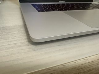 MacBook Pro 15.4 con Touch Bar. Color gris plata