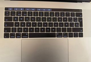 MacBook Pro 15.4 con Touch Bar. Color gris plata