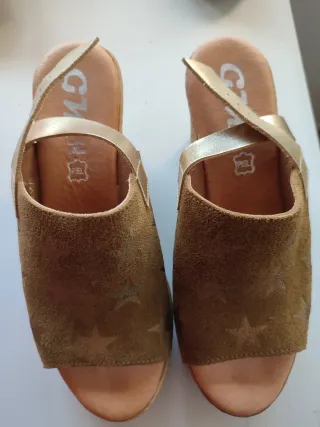 Sandalias cuña estrellas marrón y dorado