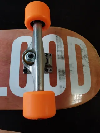 Skate con ruedas naranjas