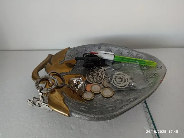 Escultura Fresa Brutalista David Marshall