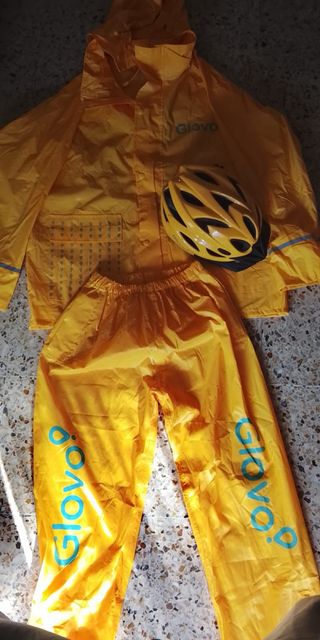 Conjunto impermeable Glovo y casco amarillo