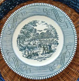 PIATTI DECORATIVI IN PORCELLANA