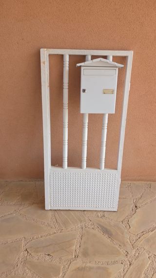 Puerta de hierro blanca con buzón