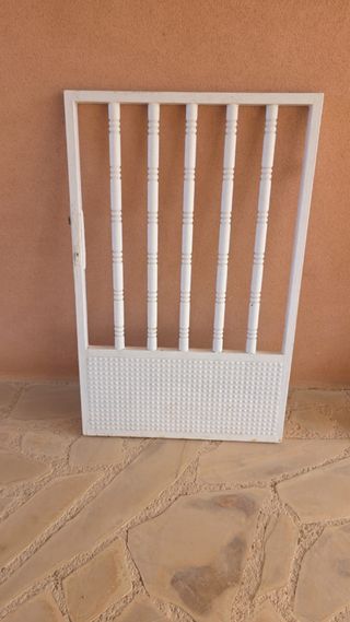 Puerta de hierro blanca con buzón