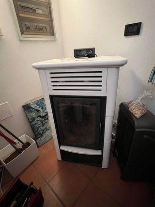 Stufa a pellet con ceramiche bianche