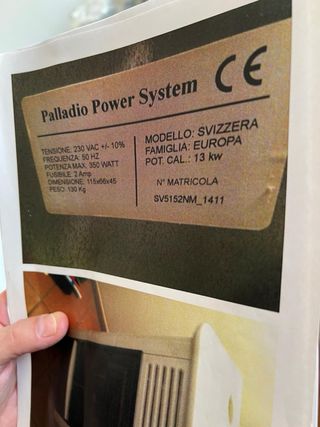 Stufa a pellet con ceramiche bianche