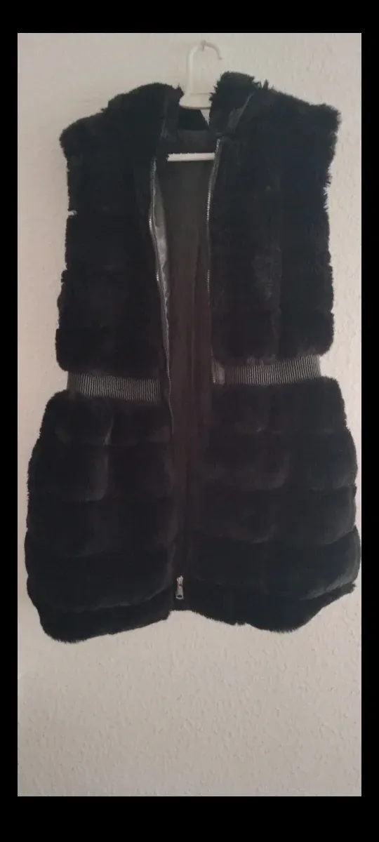 Abrigo negro de pelo sintético