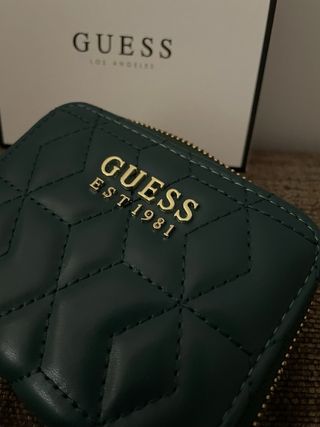 Cartera Guess verde acolchada