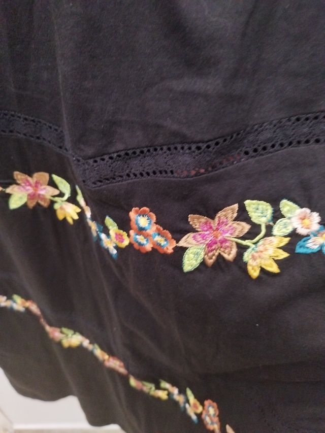 Vestido negro bordado floral