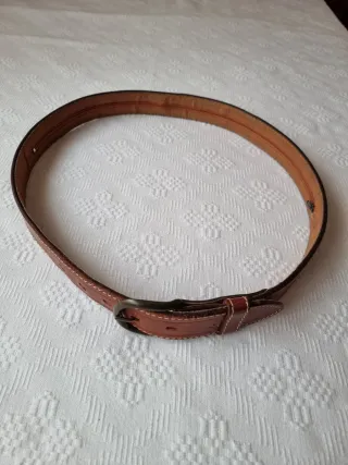 Cinturón de cuero con compartimento secreto