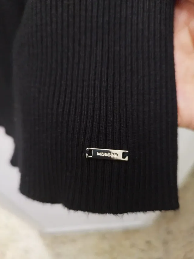 Jersey negro cuello alto con rayas rojas