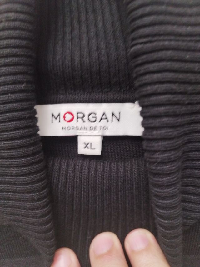 Jersey negro cuello alto con rayas rojas