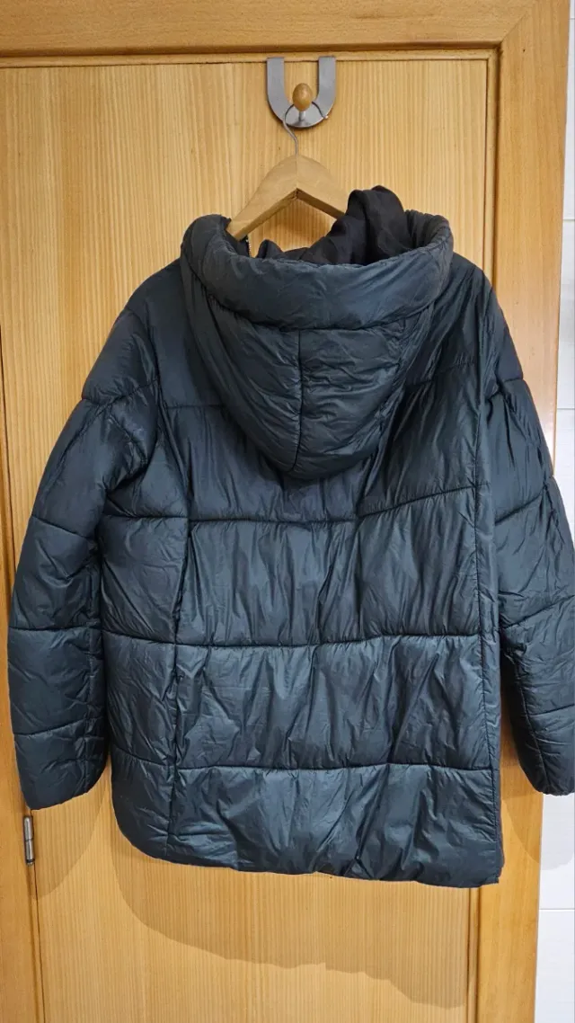 Plumas de mujer de color verde oscuro.