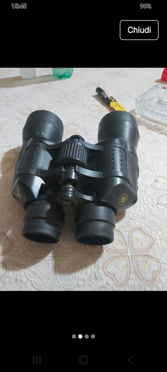 Binocolo nero con lenti rosse