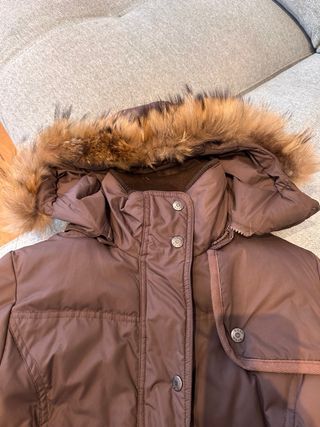 Anorak marrón con capucha y pelo