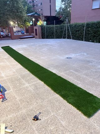 Tira de césped artificial