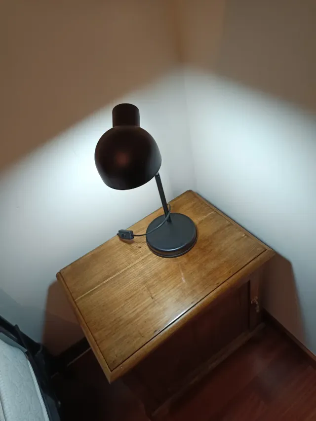 Flexo de mesa negro nuevo con una base muy estable