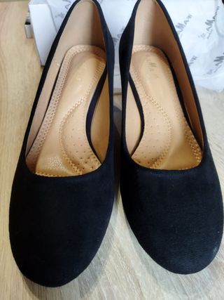 Zapatos de tacón negros ante mujer