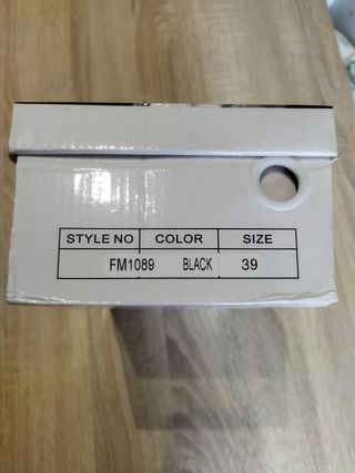 Zapatos de tacón negros ante mujer