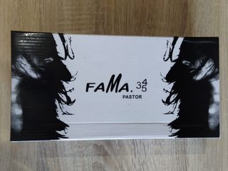 Zapatos de tacón negros ante mujer