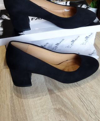 Zapatos de tacón negros ante mujer