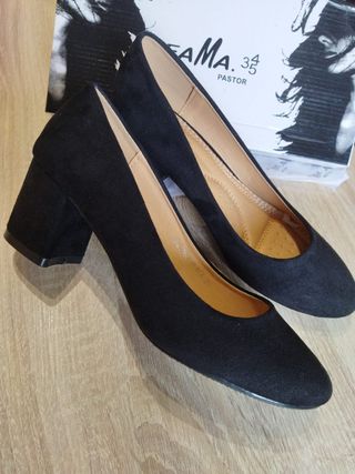 Zapatos de tacón negros ante mujer
