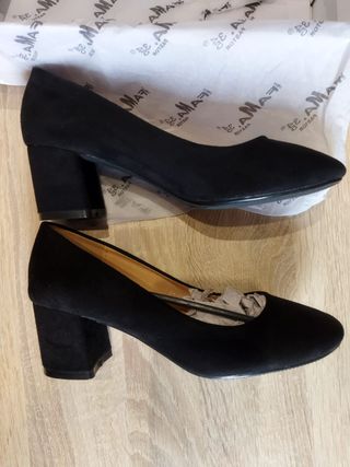 Zapatos de tacón negros ante mujer