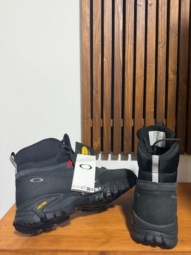 Botas de montaña Oakley negras y grises