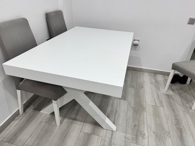 Mesa de comedor blanca moderna de madera empacada