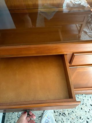 Mueble bar de madera con vitrina