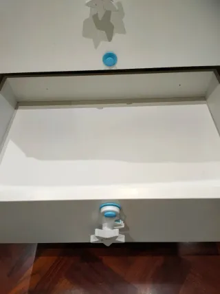 Cambiador de bebé blanco con estrellas