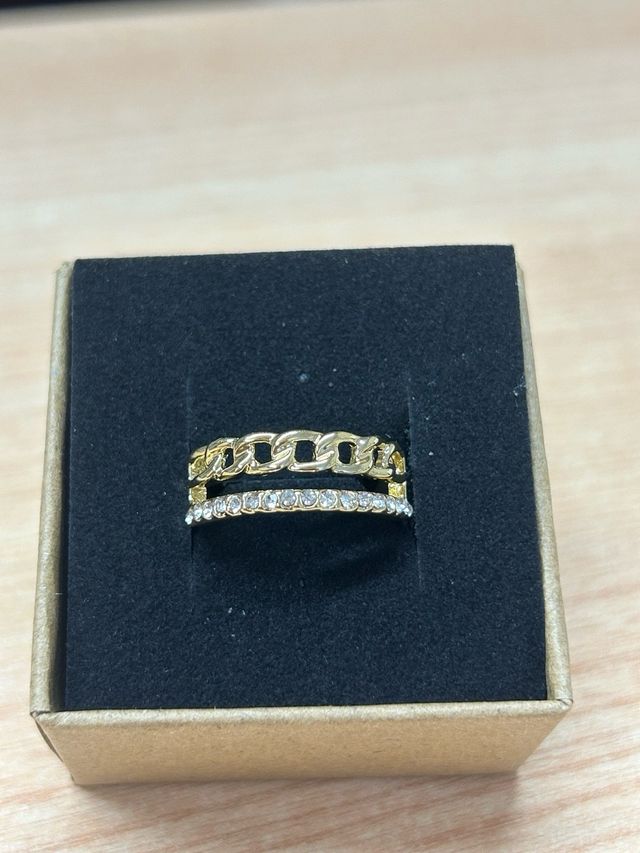 Anillo dorado con eslabones y circonitas