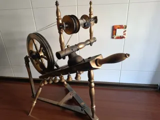 Máquina de hilar antigua de madera