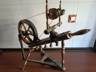 Máquina de hilar antigua de madera