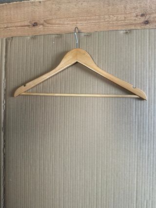 Perchas de madera resistentes