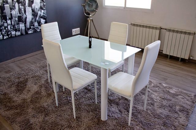 MESA DE COMEDOR + 4 SILLAS EN POLIPIEL – SOLO 119€