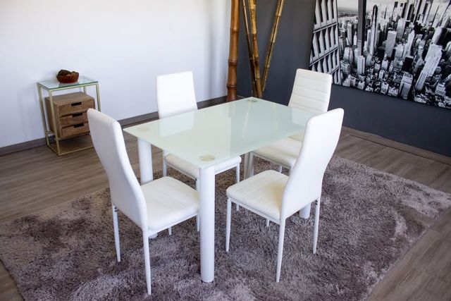 MESA DE COMEDOR + 4 SILLAS EN POLIPIEL – SOLO 119€