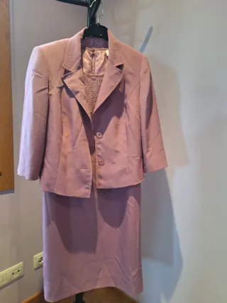 Traje chaqueta y falda rosa.