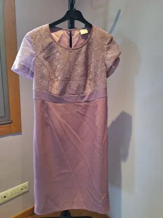 Traje chaqueta y falda rosa.