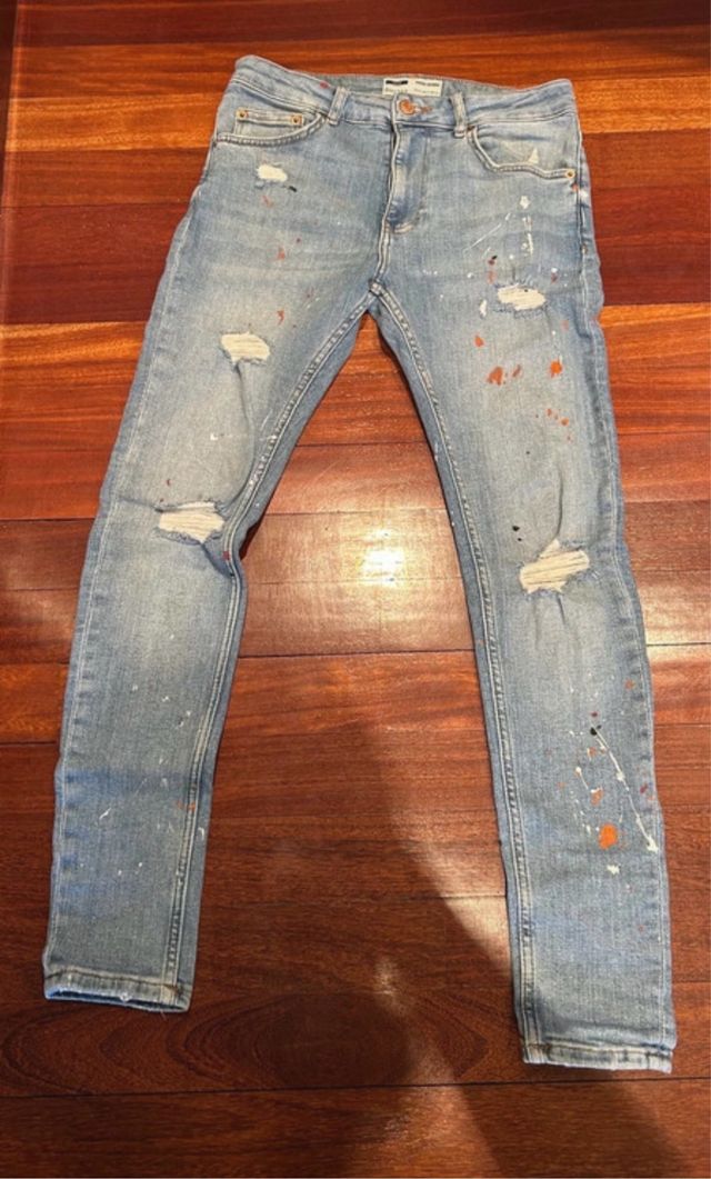 Vaqueros chico desgastados y pintados.EUR 36