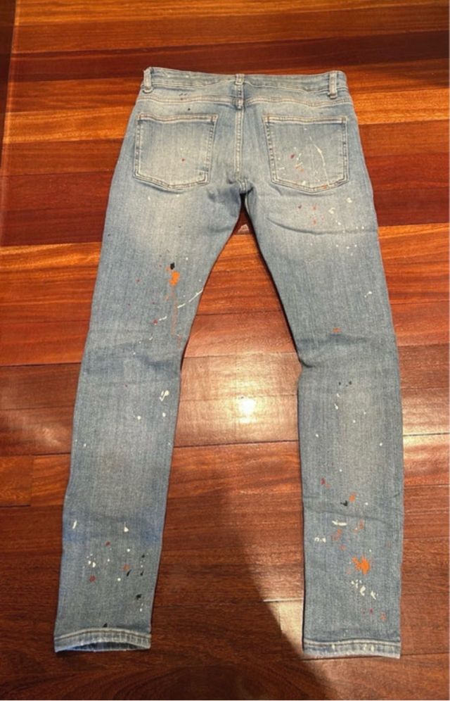 Vaqueros chico desgastados y pintados.EUR 36
