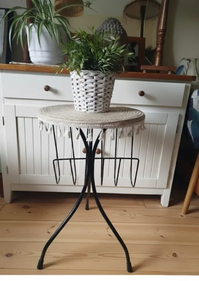 Mesita auxiliar beige y negra